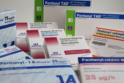 1547144156662_1024px-Fentanyl_patch_packages.jpg
