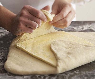 1569017532631_051097056-02-how-to-make-croissants_xlg.jpg
